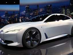 BMW показала большой электрокар с запасом хода в 600 километров
