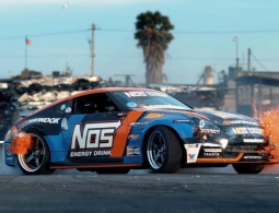 Видео: спорткар Nissan 370Z дрифтит на автомобильной свалке