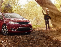 Chrysler назвал российские цены на минивэн Pacifica