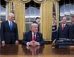 Главы крупнейших компаний ополчились на Трампа из-за указа о беженцах