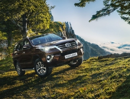 Toyota объявила российские цены на внедорожник Fortuner