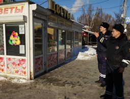 Вооруженный брянец ограбил цветочный ларек