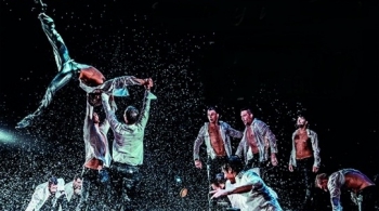 Шоу под дождем