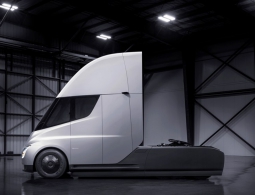 Илон Маск представил фантастическую новую электрофуру Tesla Semi