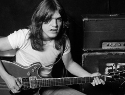 Умер один из основателей AC/DC