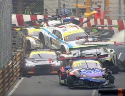 Видео: массовый завал из 16 машин на гонке FIA GT в Макао