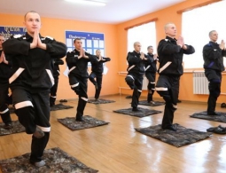 Заключенных в омской колонии начали перевоспитывать с помощью йоги