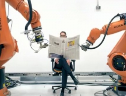 Фотографы напряглись: промышленные роботы провели фотосессию своему директору