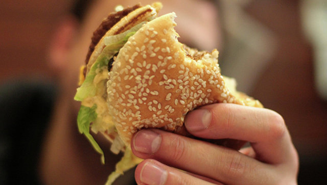 Ученые выяснили, как жирная пища разрушает организм
