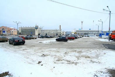 На платной парковке вокзала 