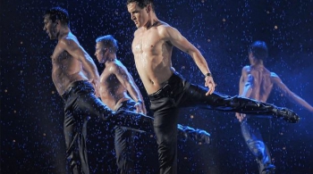 Шоу под дождем | Мужчина vs Женщина