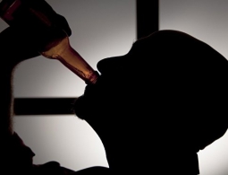 Ученые раскрыли связь недосыпания с алкоголизмом