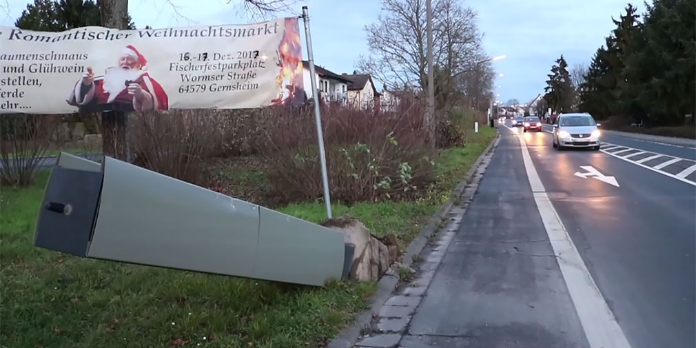 Пенсионер на тракторе уничтожил шесть дорожных камер в Германии