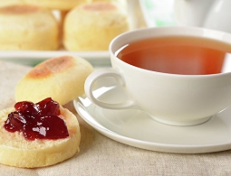 Горячий чай может защищать человека от помутнения глаз, считают медики