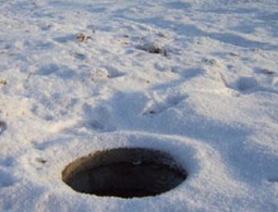 В Брянске 2-летний малыш упал в люк с горячей водой