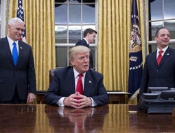 Пенс: Трамп не позволит "аргументам прошлого" помешать сотрудничеству с РФ