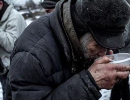 "Много возможностей". Почему бомжи-иностранцы не хотят уезжать из России