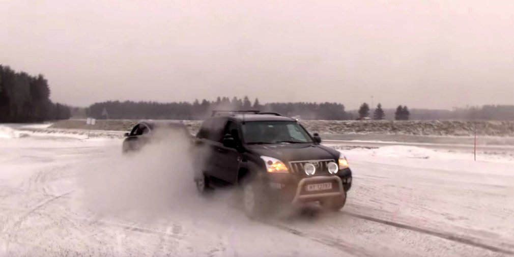 Видео: Tesla Model X и Toyota Land Cruiser сыграли в перетягивание каната