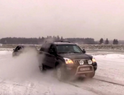 Видео: Tesla Model X и Toyota Land Cruiser сыграли в перетягивание каната