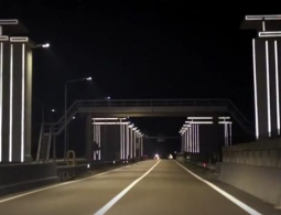 Дамбу в Нидерландах подсветили без электричества