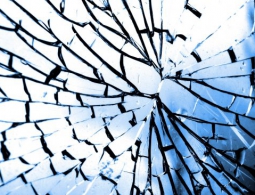 Японские ученые создали «неубиваемое» стекло