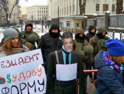 Активисты установили у администрации Порошенко в Киеве "памятник лжецу"