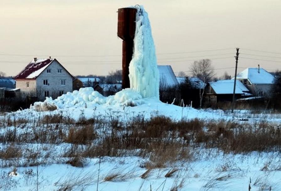 В Брянской области от холода упала водонапорная башня