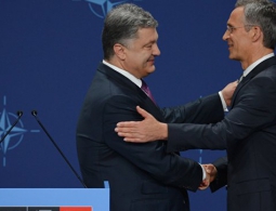 Украинцы видят в НАТО угрозу, а Порошенко — власть