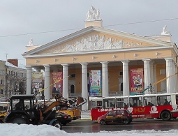 На фасад Драматического театра снова повесили баннеры