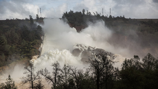 Трамп объявил режим ЧС в Калифорнии из-за угрозы обрушения плотины