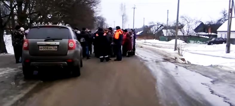 Жители села под Брянском  перекрыли дорогу