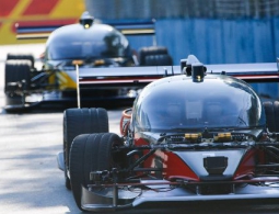 Гонки двух самоуправляемых болидов закончились аварией