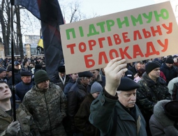 Сторонники блокады Донбасса установили палатку у администрации Порошенко