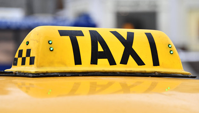 В Омске таксист запер пассажира в багажнике и заставил облиться зеленкой