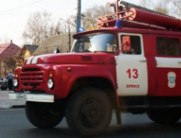 Жаркая ночь. В Брянске в квартире воспламенилась постель