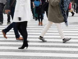 Российские ученые научились выявлять необычное поведение людей по походке