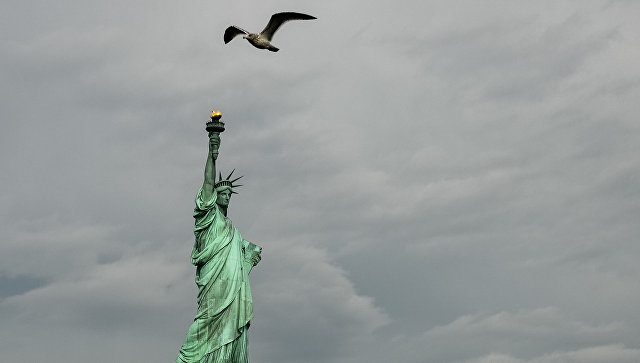 На статую Свободы в Нью-Йорке повесили баннер 