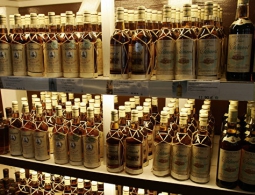 Во Франции продали самую дорогую в мире бутылку рома