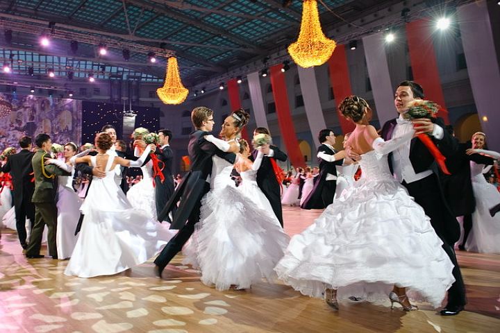 Весенний Венский бал овациями встретил брянских танцоров