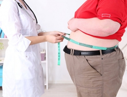 Ученые выяснили, почему недосып способствует ожирению