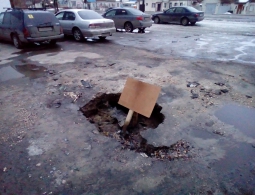 Провал асфальта в Бежица закрыли табличкой