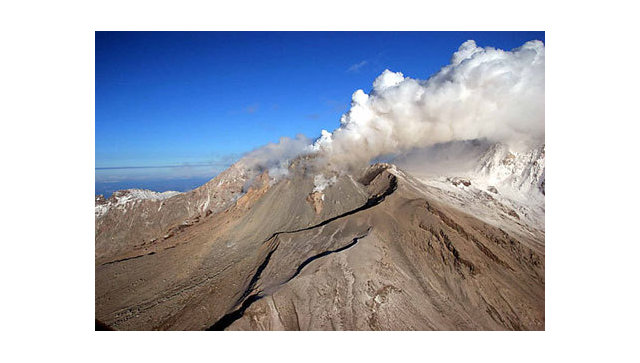 На Камчатке вулкан Шивелуч выбросил столб пепла на три километра