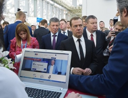 Медведев заявил, что властям удалось справиться с безработицей
