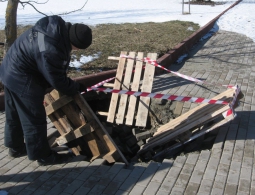 На набережной в Брянске обвалилась плитка