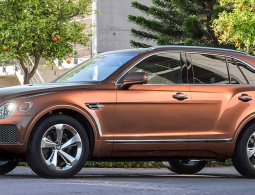 В Bentley задумались о первом электрическом кроссовере