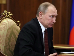 Путин поздравил женщин с 8 марта стихами Бальмонта