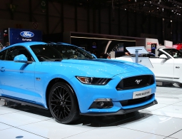 Без V6, но с экранами: как изменился Ford Mustang после рестайлинга