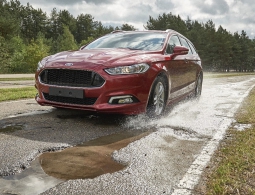 Автомобили Ford научатся предупреждать о ямах на дорогах