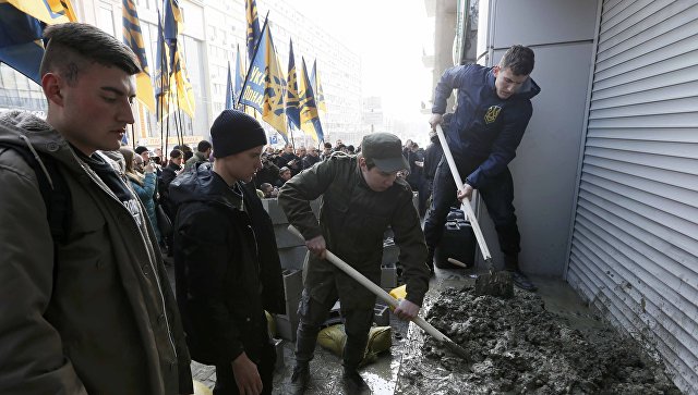 Радикалы в Киеве замуровали вход в офис 