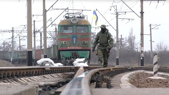 Радикалы захватили и разграбили поезд в Донбассе